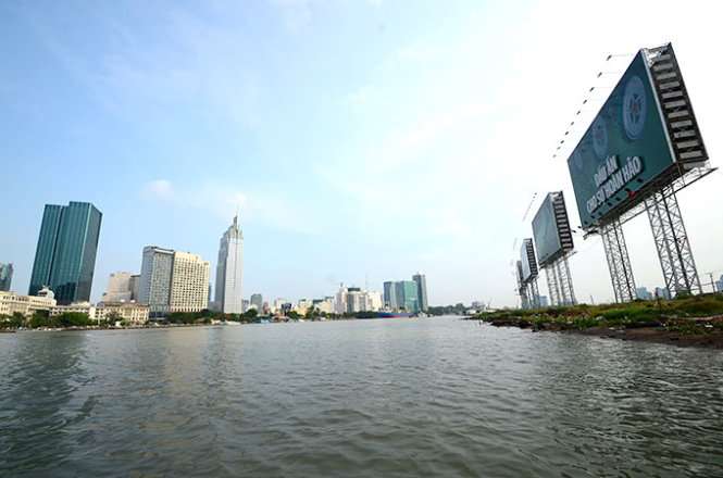 Bờ sông Sài Gòn đang bị chia cắt